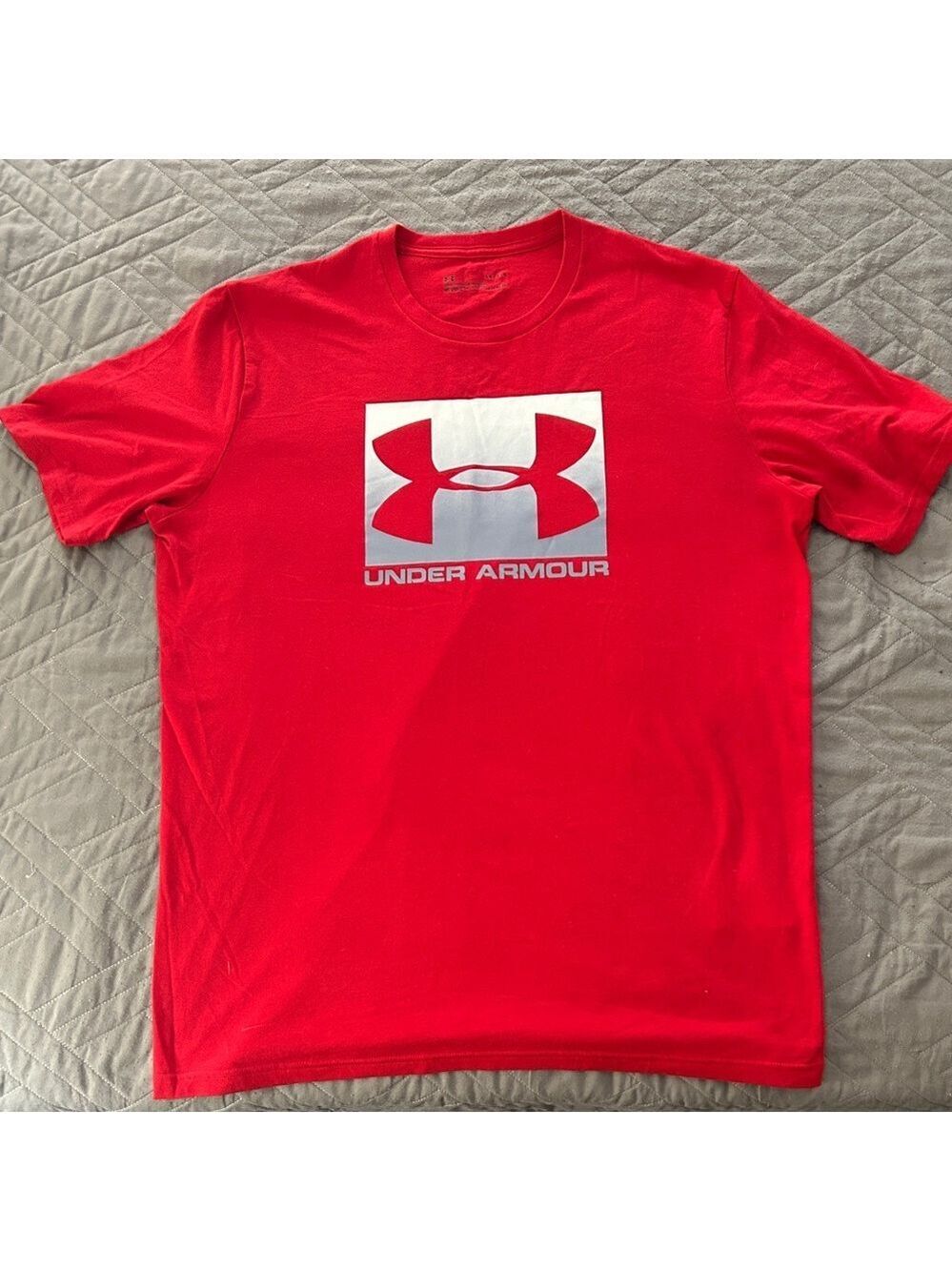 Under Armour Loose Fit Men’s T-Shirt Size L EUC